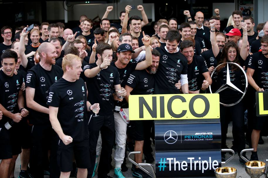 Al box si scatena la festa Mercedes: la Casa di Stoccarda conquista aritmeticamente il terzo titolo costruttori consecutivo. Reuters